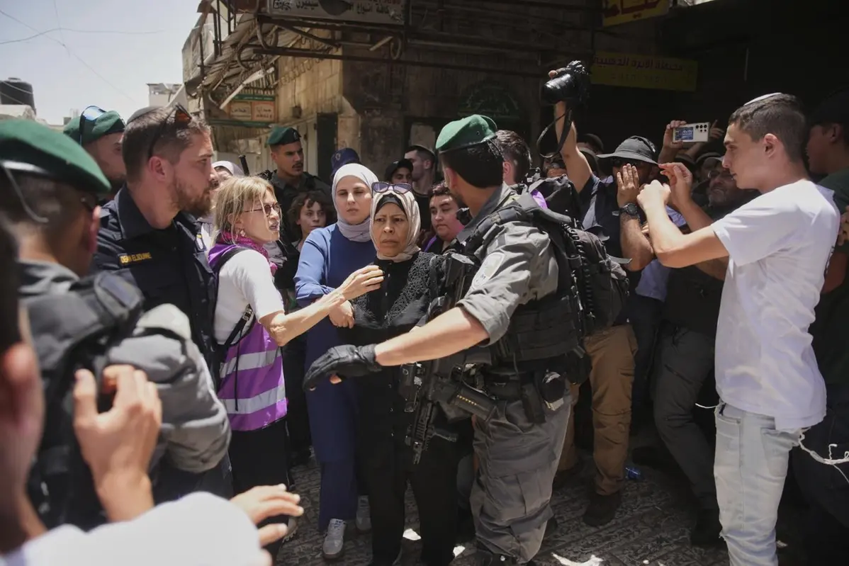 Israeli police officers escort Palestinian women while right wing Israelis marking Jerusalem Day, an Israeli holiday celebrating the capture of east Jerusalem in the 1967 Mideast war, in Jerusalem\\'s Old City, Monday, May 26, 2025. (AP Photo/Ohad Zwigenberg) Associated Press/LaPresse , APN