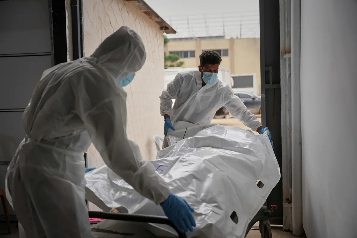 Gaza - corpi di palestinesi non identificati, rimpatriati da Israele, vengono trasportati all\\'ospedale Nasser di Khan Younis , APN