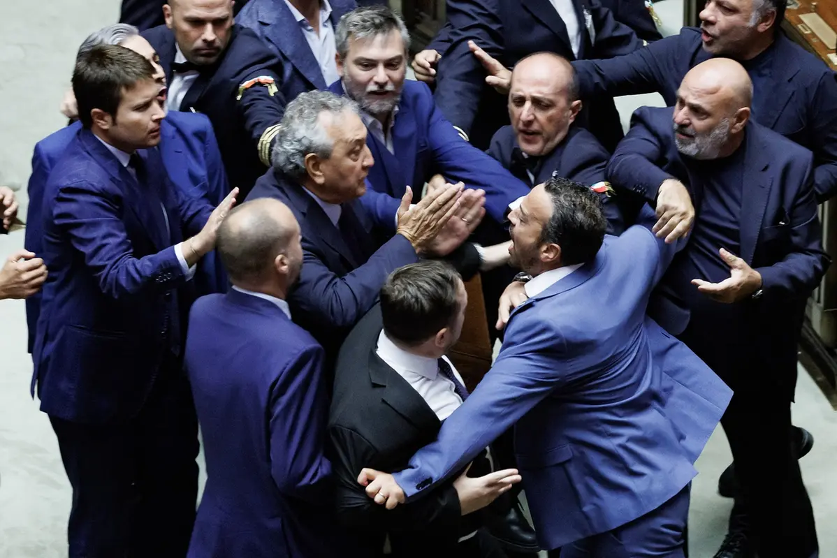 Riforma, terzo sì alla separazione e scoppia il caos: in aula è maxi-rissa