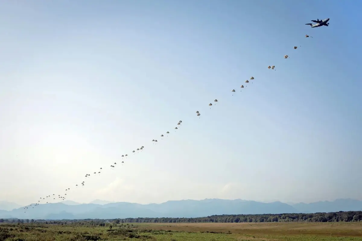 A400M AEREO AEREI AEROPLANO AEROPLANI AIRBUS DEFENCE DIFESA AEREA AIUTI UMANITARI PARACADUTE , IMAGOECONOMICA