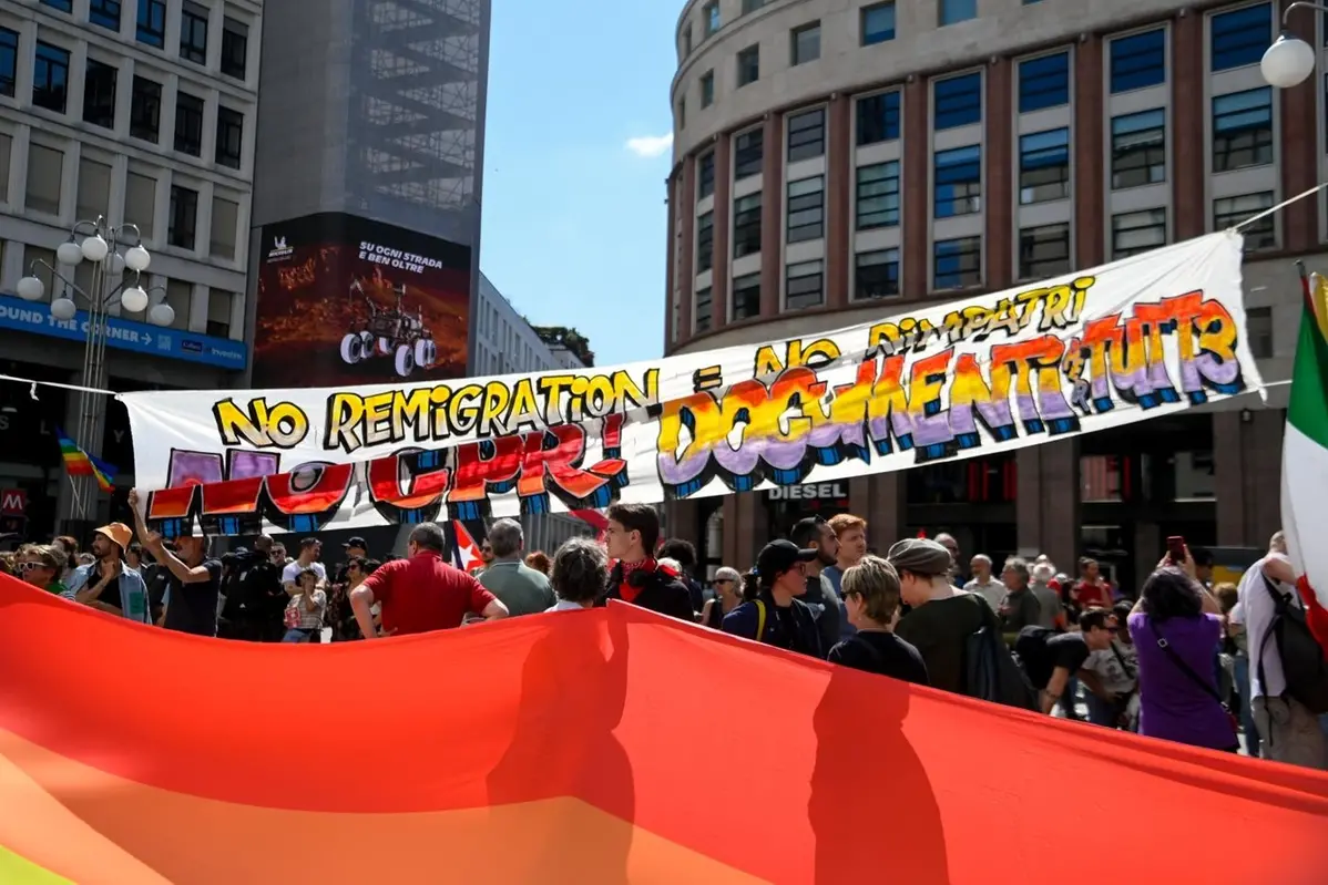 ManifestazioneContro il Remigration Summit di varie realt\\u00E0 della sinistra presso San Babila - Milano, 17 Maggio 2025 (Foto Claudio Furlan/Lapresse) Demonstration against the Remigration Summit by various realities of the left at San Babila - Milan, May 17, 2025 (Photo Claudio Furlan/Lapresse) , LAPRESSE