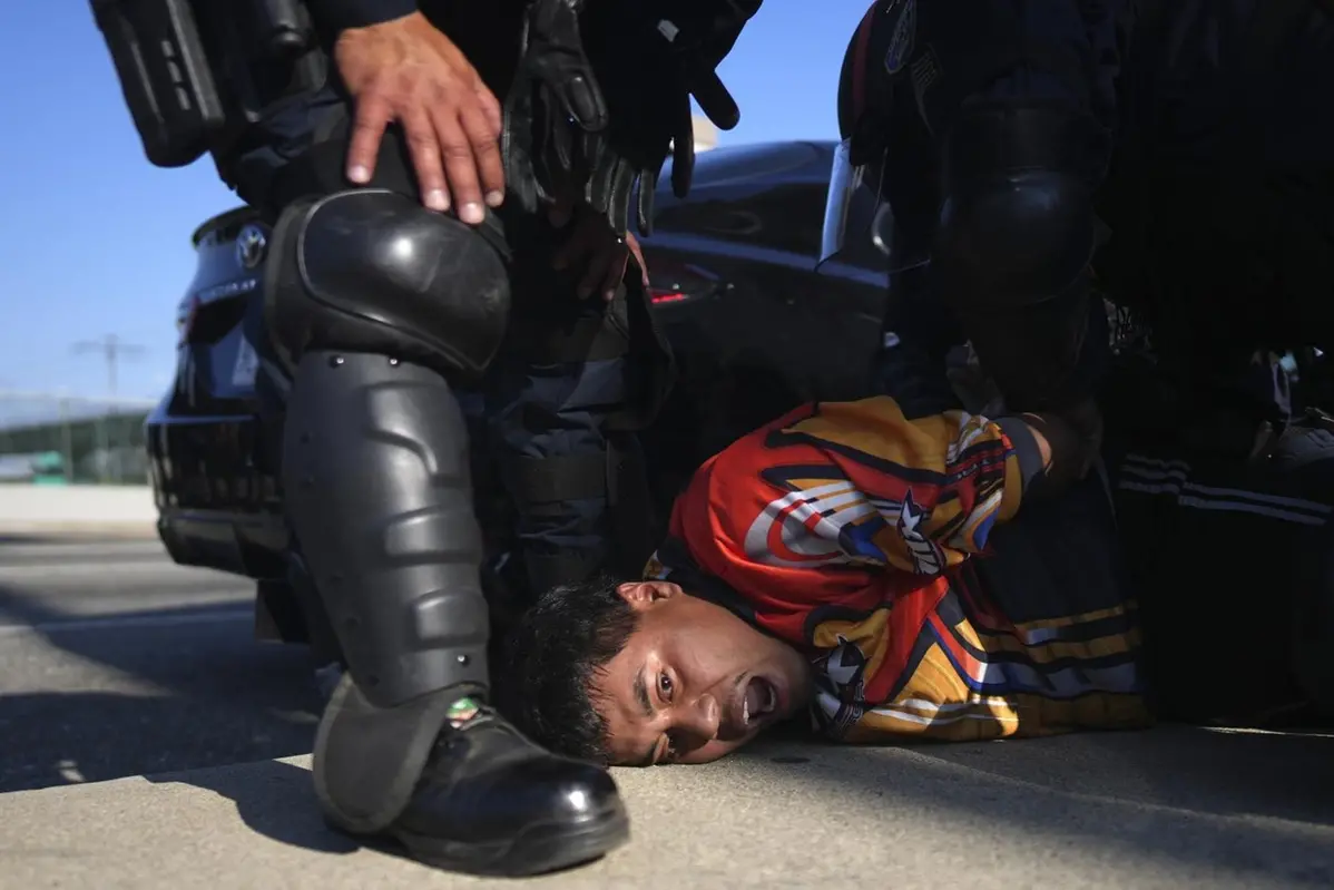 A protester is arrested by California Highway Patrol near the federal building in downtown Los Angeles on Tuesday, June 10, 2025. (AP Photo/Eric Thayer) Associated Press / LaPresse Only italy and spain , APN