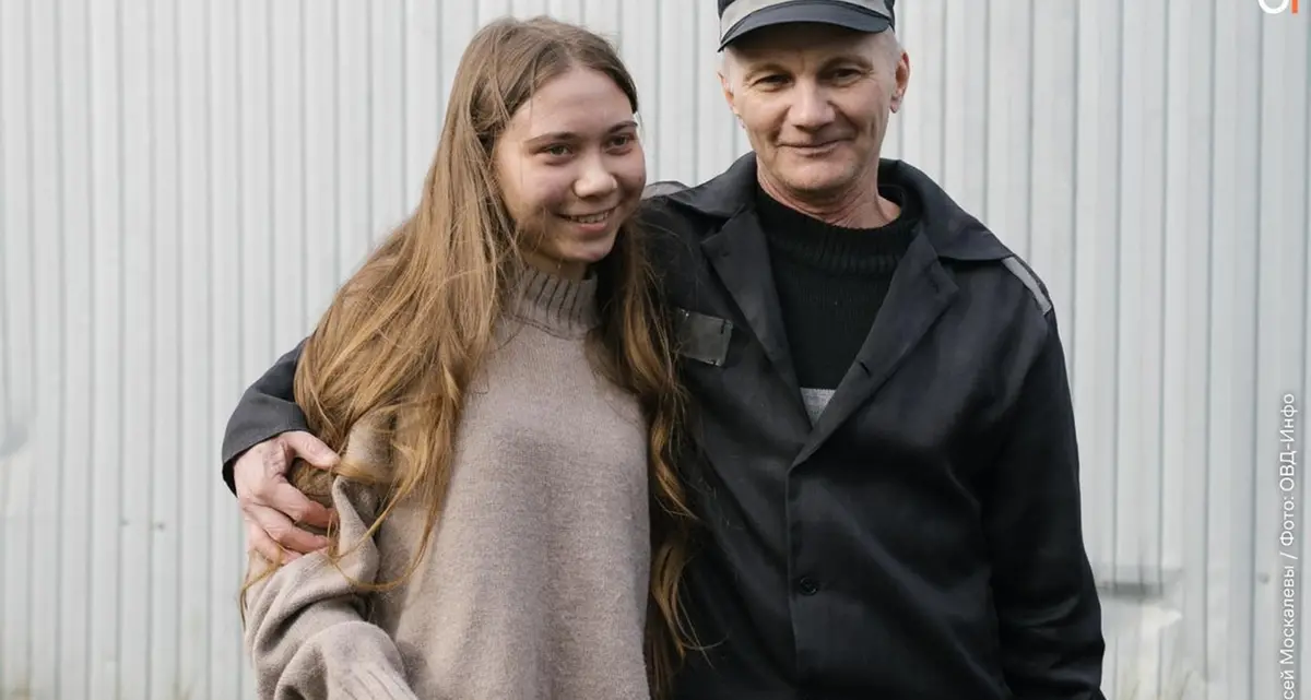 Rischiò di perdere sua figlia per un disegno contro la guerra: liberato il papà che la difese