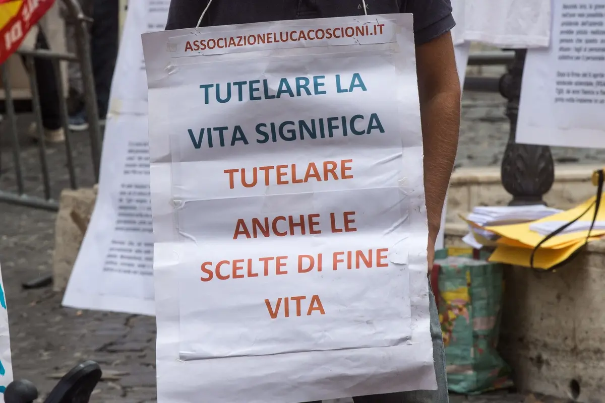 ASSOCIAZIONE COSCIONI A MONTECITORIO PER LA CONSEGNA FIRME PER LEGGE SUL FINE VITA , IMAGOECONOMICA