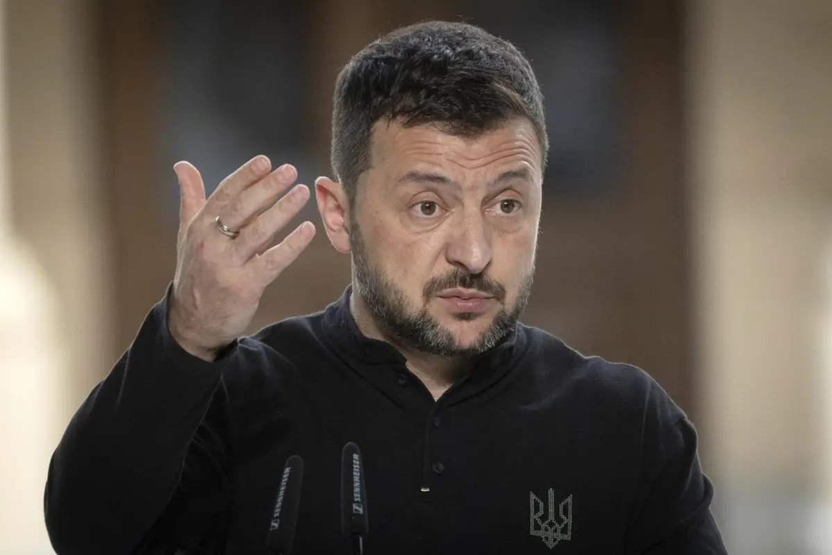 Il presidente ucraino Volodymyr Zelensky presiede il vertice della Piattaforma Crimea a Kiev