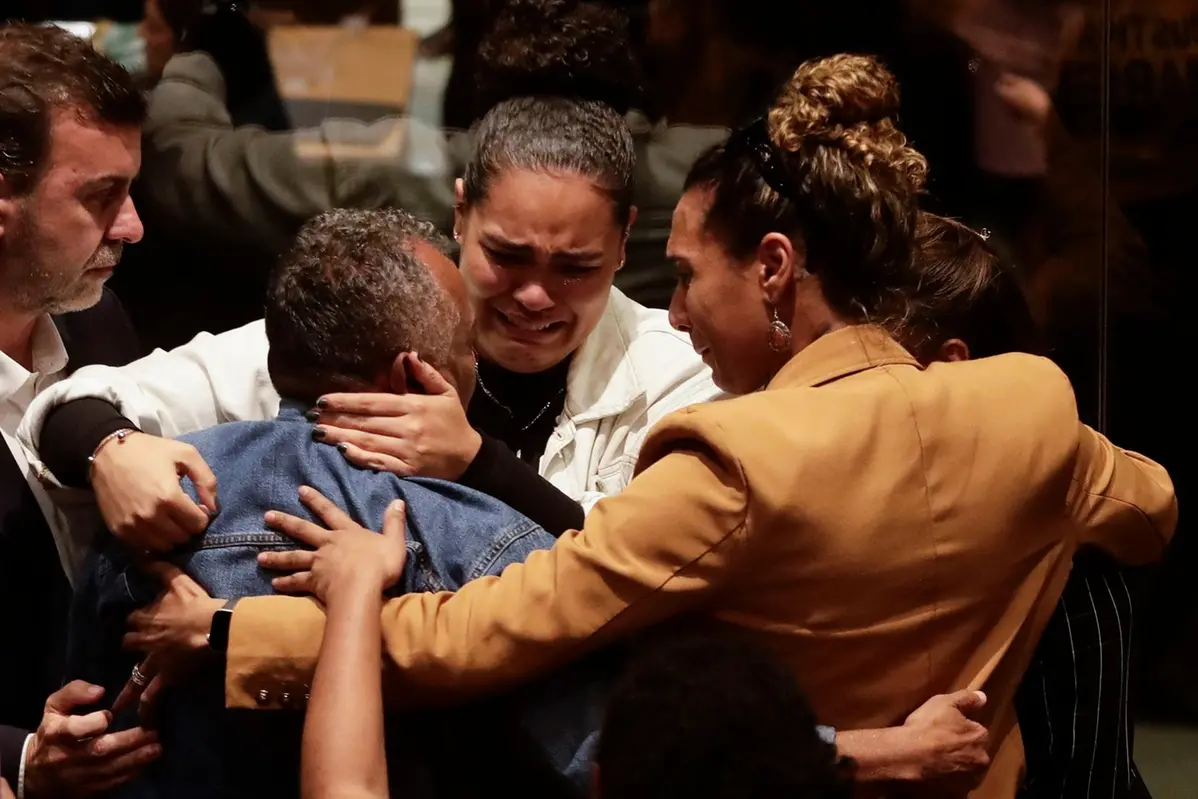 Family members of slain councilwoman Marielle Franco embrace after a judge sentenced two former police officers for the 2018 murder of Franco and her driver Anderson Gomes, at the Court of Justice in Rio de Janeiro, Thursday, Oct. 31, 2024. (AP Photo/Bruna Prado)