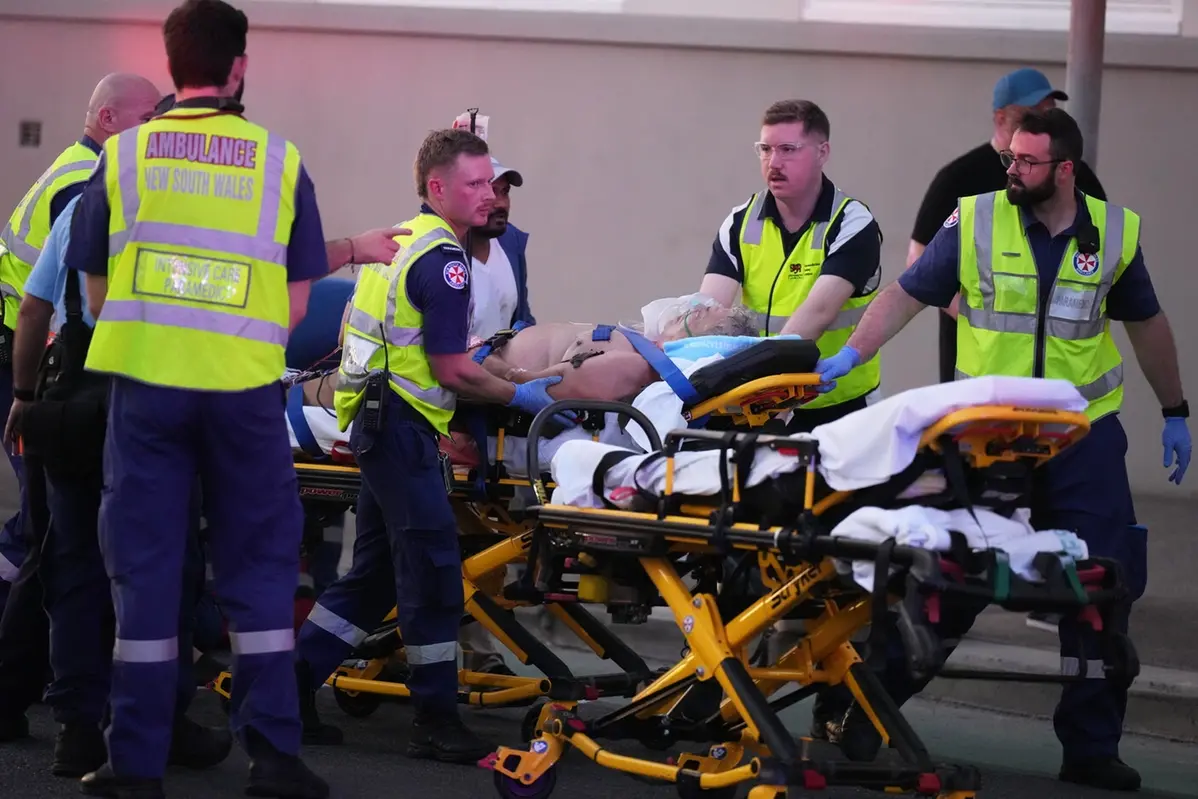 Emergency workers transport a person on a stretcher after a reported shooting at Bondi Beach in Sydney, Sunday, Dec. 14, 2025. (AP Photo/Mark Baker)Associate Press/ LaPresseOnly Italy and Spain