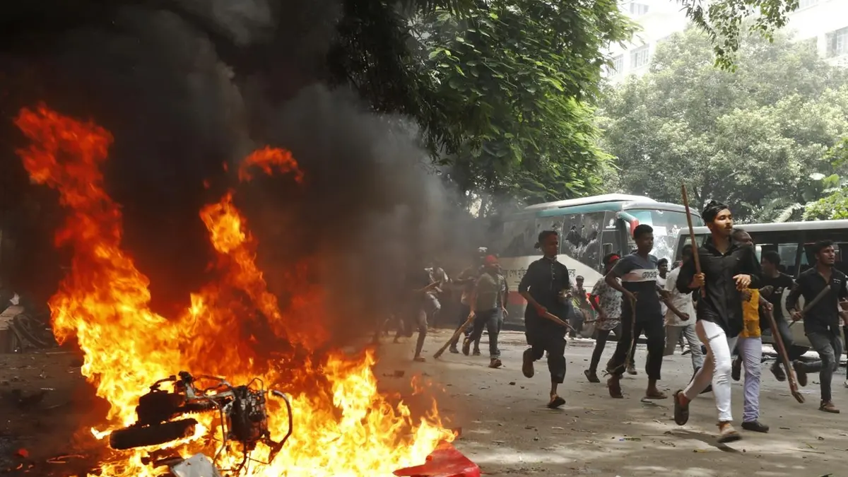 Proteste in Bangladesh, 300 morti in un mese di scontri violenti