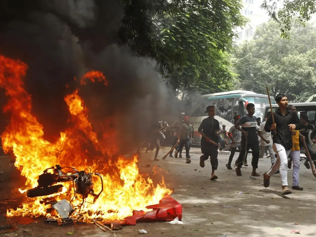 Proteste in Bangladesh, 300 morti in un mese di scontri violenti