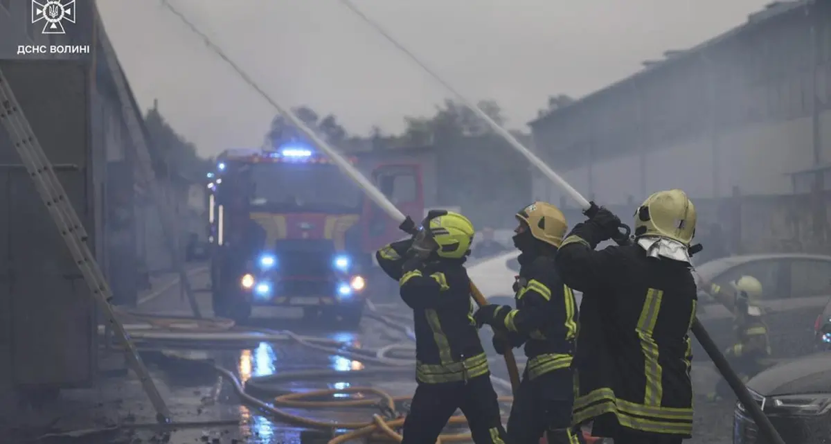 Ucraina, nuove piogge di droni su Kiev nel giorno della Conferenza sulla Ripresa: due morti e 13 feriti