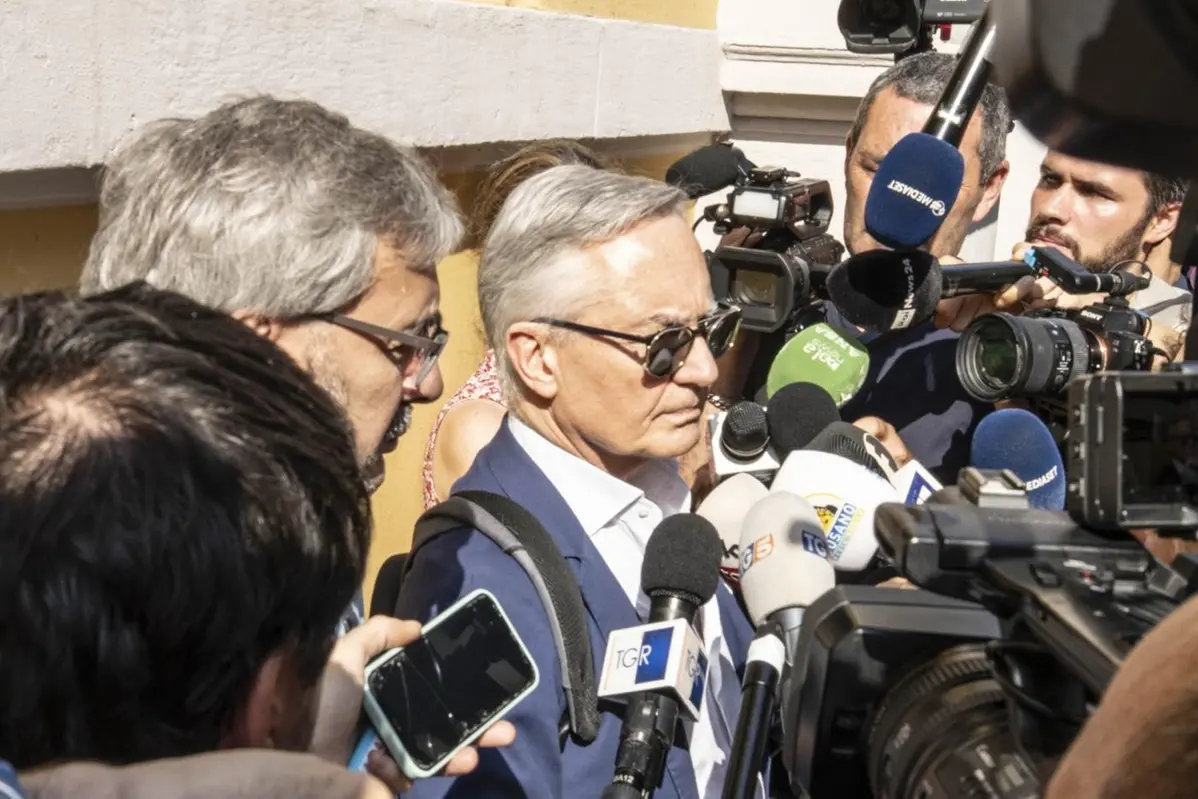 Il generale Luciano Garofano, ex consulente di Andrea Sempio, accerchiato dai cronisti , LAPRESSE