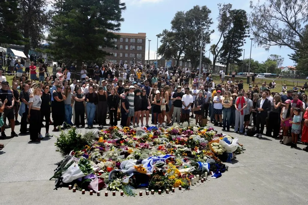 Fiori e preghiere per le vittime dell\\\\\\'attentato alla festa ebraica sulla spiaggia di Bondi Beach in Australia , APN