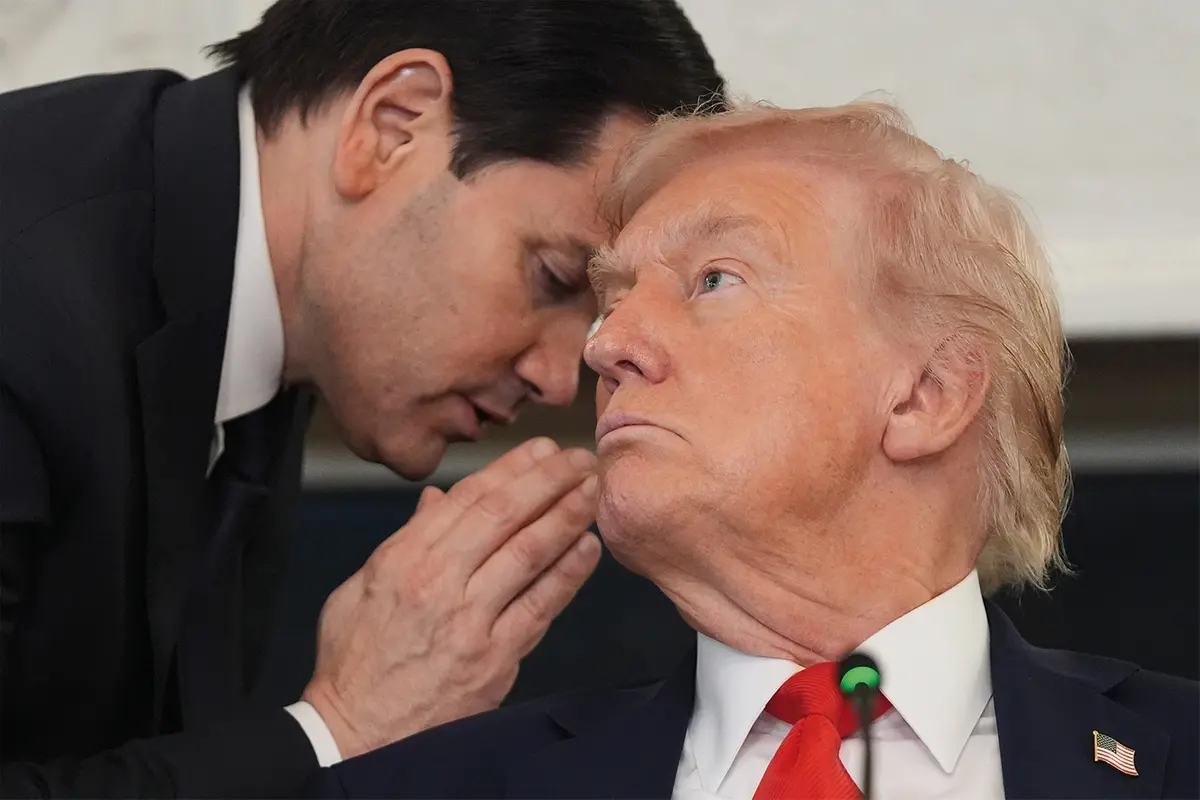 Secretary of State Marco Rubio whispers to President Donald Trump during a roundtable meeting on antifa in the State Dining Room at the White House, Wednesday, Oct. 8, 2025, in Washington. (AP Photo/Evan Vucci) Associated Press/LaPresse , APN