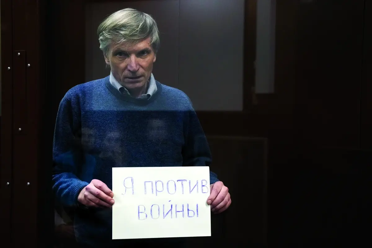 Alexei Gorinov holds a sign \"I am against the war\" standing in a cage during hearing in the courtroom in Moscow, Russia, Tuesday, June 21, 2022. Moscow\\'s Meshchansky District Court ruled Tuesday that Alexei Gorinov, a member of the municipal council in one of Moscow\\'s districts, should stay in custody pending his trial on charges of discrediting the country\\'s armed forces. (AP Photo/Alexander Zemlianichenko) , AP