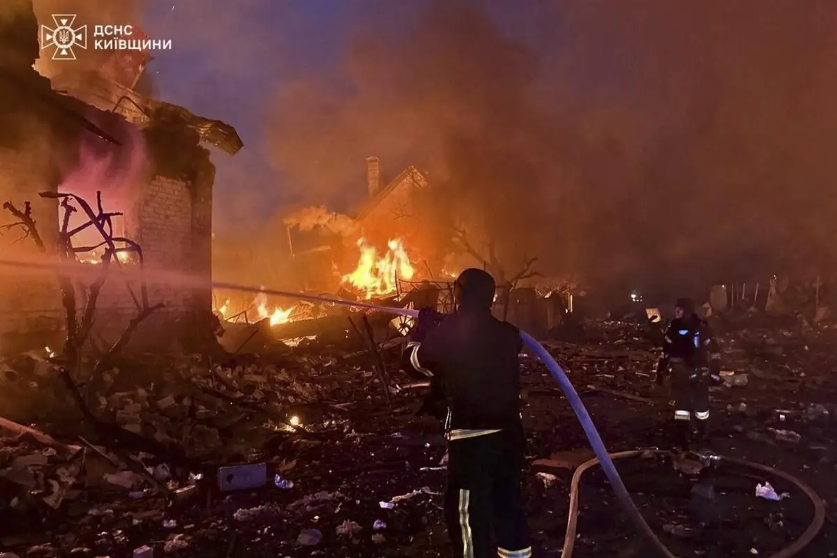 In this photo provided by the Ukrainian Emergency Service, firefighters try to put out a fire following a Russian attack in Kyiv region, Ukraine, Sunday, May 25, 2025. (Ukrainian Emergency Service via AP) Associated Press/LaPresse , APN