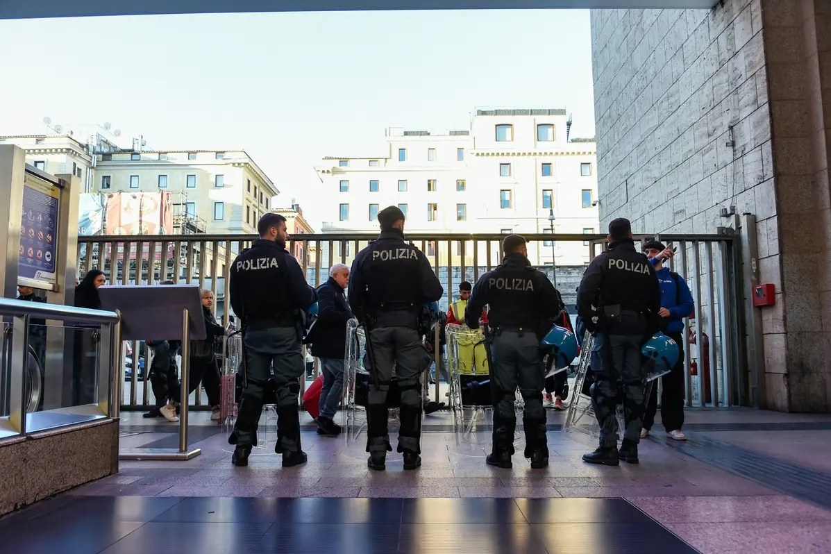 SCIOPERO NAZIONALE PER LA PALESTINA STAZIONE TERMINI, POLIZIA, FORZE DELL\\'ORDINE , IMAGOECONOMICA