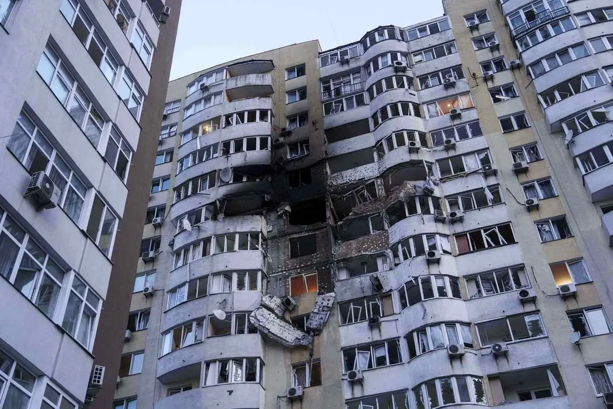 A residential multi-storey building is seen damaged after a Russian drone strike on Kyiv, Ukraine, on Friday, June 6, 2025. (AP Photo/Evgeniy Maloletka) Associated Press / LaPresseOnly italy and spain