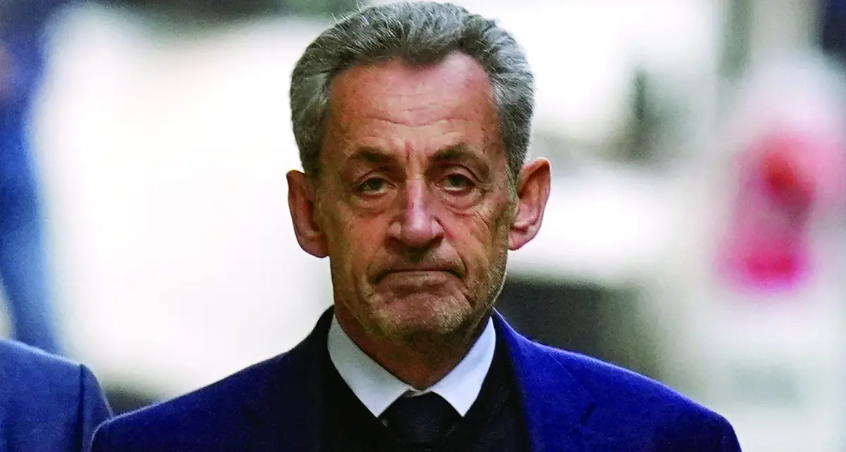 Sarkozy racconta venti giorni d’inferno tra isolamento, rumore e politica