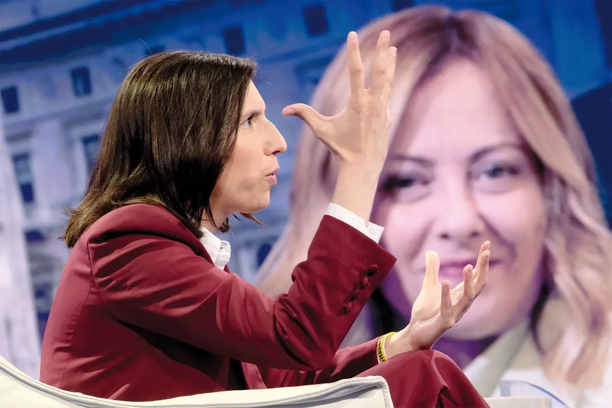 La segretaria PD Elly Schlein (sullo schermo Giorgia Meloni) ospite di Bruno Vespa nella trasmissione Porta a Porta, Rai Uno, a Roma, Marted\\u00EC 20 Maggio 2025 (foto Mauro Scrobogna /LaPresse) PD Secretary Elly Schlein (on the screen Giorgia Meloni) guest of Bruno Vespa on the programme Porta a Porta, Rai Uno, in Rome, Tuesday May 20 2025 (Photo by Mauro Scrobogna / LaPresse) , LAPRESSE