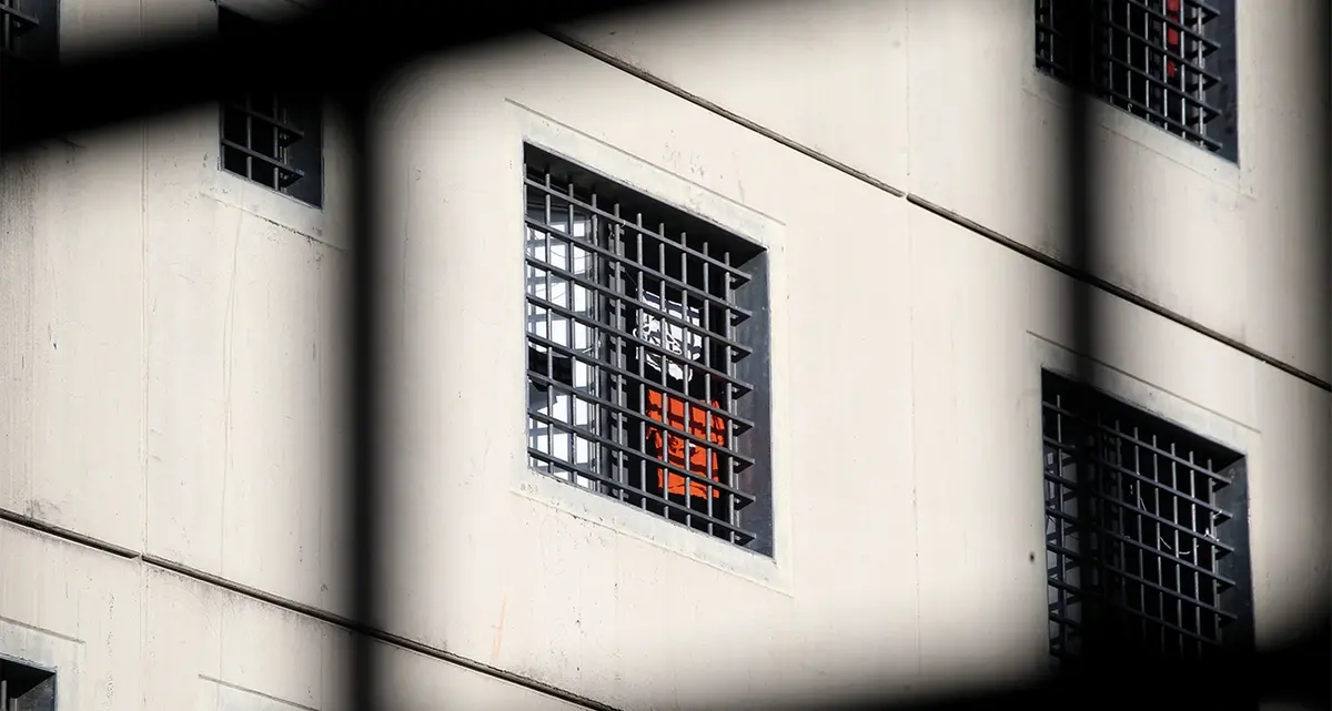 Pavia, preservativi ai detenuti per “motivi terapeutici”. Ed è polemica