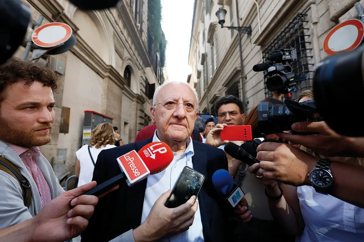 Vincenzo De Luca alla manifestazione per la difesa della Costituzione Italiana convocata dalle forze di opposizione in piazza Santi Apostoli - Politica - Roma, Italia - Marted\\u00EC , 18 Giugno 2024 (foto Cecilia Fabiano/LaPresse) Vincenzo De Luca at the demonstration for the defense of the Italian Constitution called by the opposition forces in Piazza Santi Apostoli - Politics - Rome, Italy \\u2014 Tuesday , 18 June 2024 (photo Cecilia Fabiano / LaPresse) , LAPRESSE