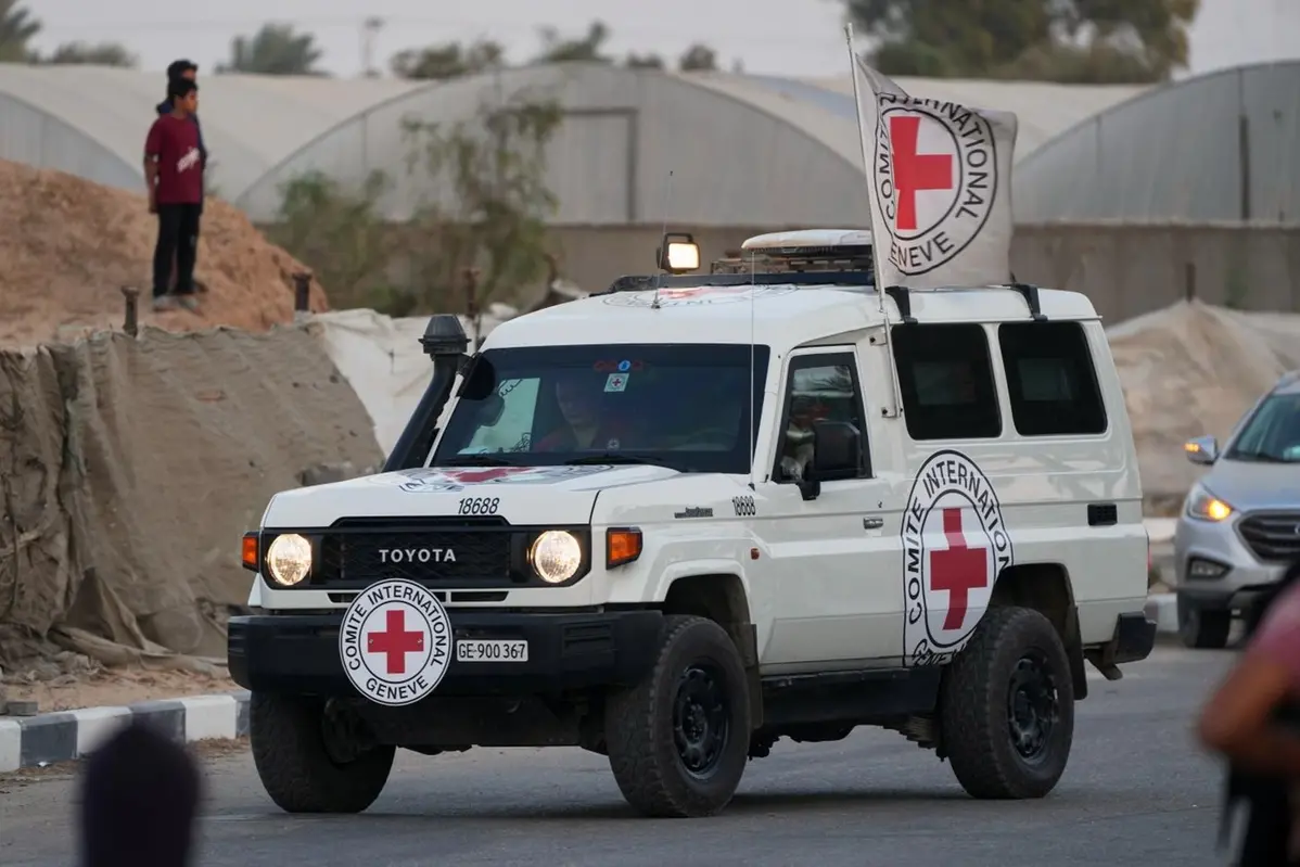 A Red Cross vehicle part of a convoy carrying the bodies of two people believed to be deceased hostages handed over by Hamas make their way toward the Kissufim border crossing with Israel, to be transferred to Israeli authorities, in Deir al-Balah, central Gaza Strip, Thursday, Oct. 30, 2025. (AP Photo/Abdel Kareem Hana) Associated Press / LaPresse Only italy and spain , APN