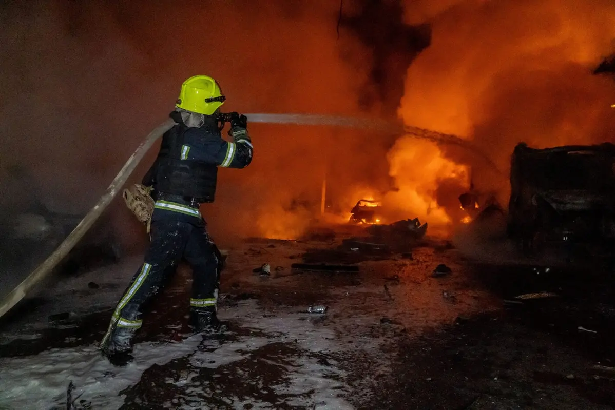 Rescue workers put out a fire of a residential building damaged by a Russian strike on Kharkiv, Ukraine, Wednesday, Nov. 19, 2025. (AP Photo/Andrii Marienko) Associate Press/ LaPresse Only Italy and Spain , APN
