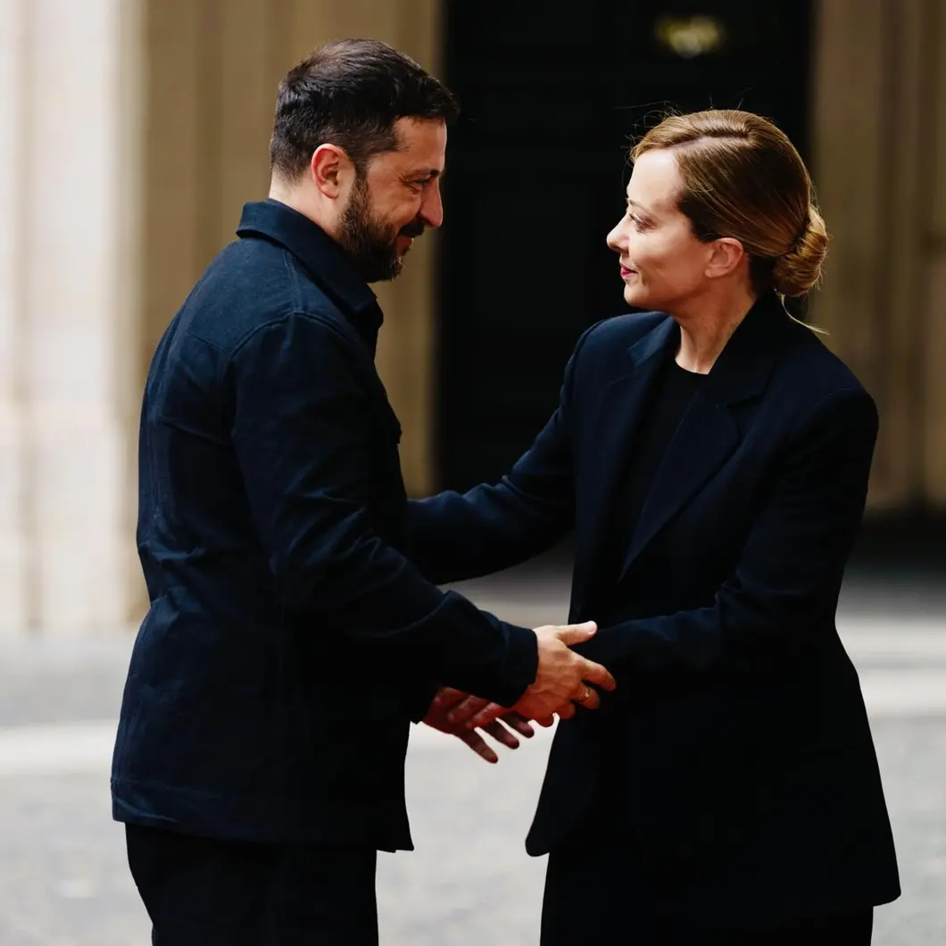 Meloni accoglie e tratta: “La Russia ora dimostri che vuole la pace”