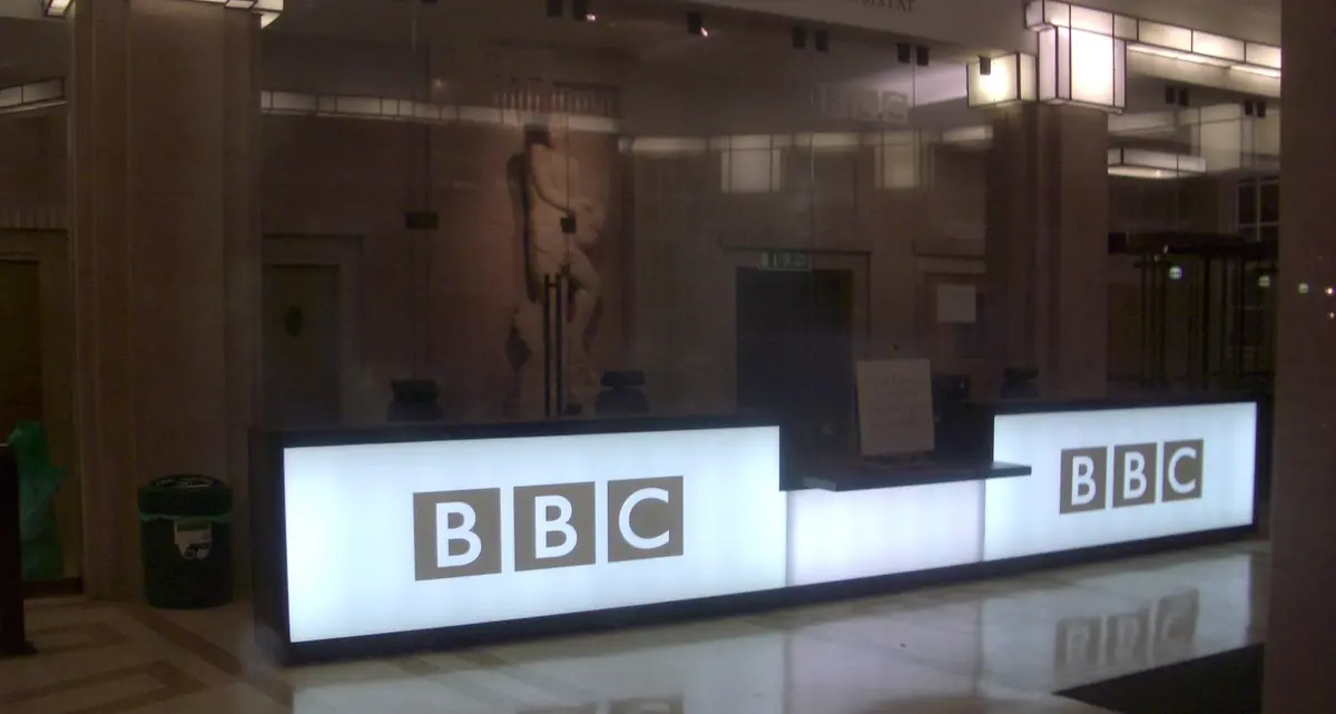 No, non è (più) la Bbc: le fake news contagiano il mito dell’informazione