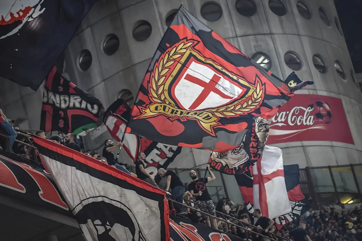 Foto Claudio Furlan/LaPresse21 settembre 2019 Milano, Italia sport calcio Milan vs Inter - Campionato di calcio Serie A TIM 2019/2020 - stadio San SiroNella foto: tifosi rossoneri, tifosi milanPhoto Claudio Furlan/LaPresseSeptember 21, 2019 Milan, Italy sport soccer Milan vs Inter - Italian Football Championship League A TIM 2019/2020 - San Siro stadiumIn the pic: milan supporters, red and black fans