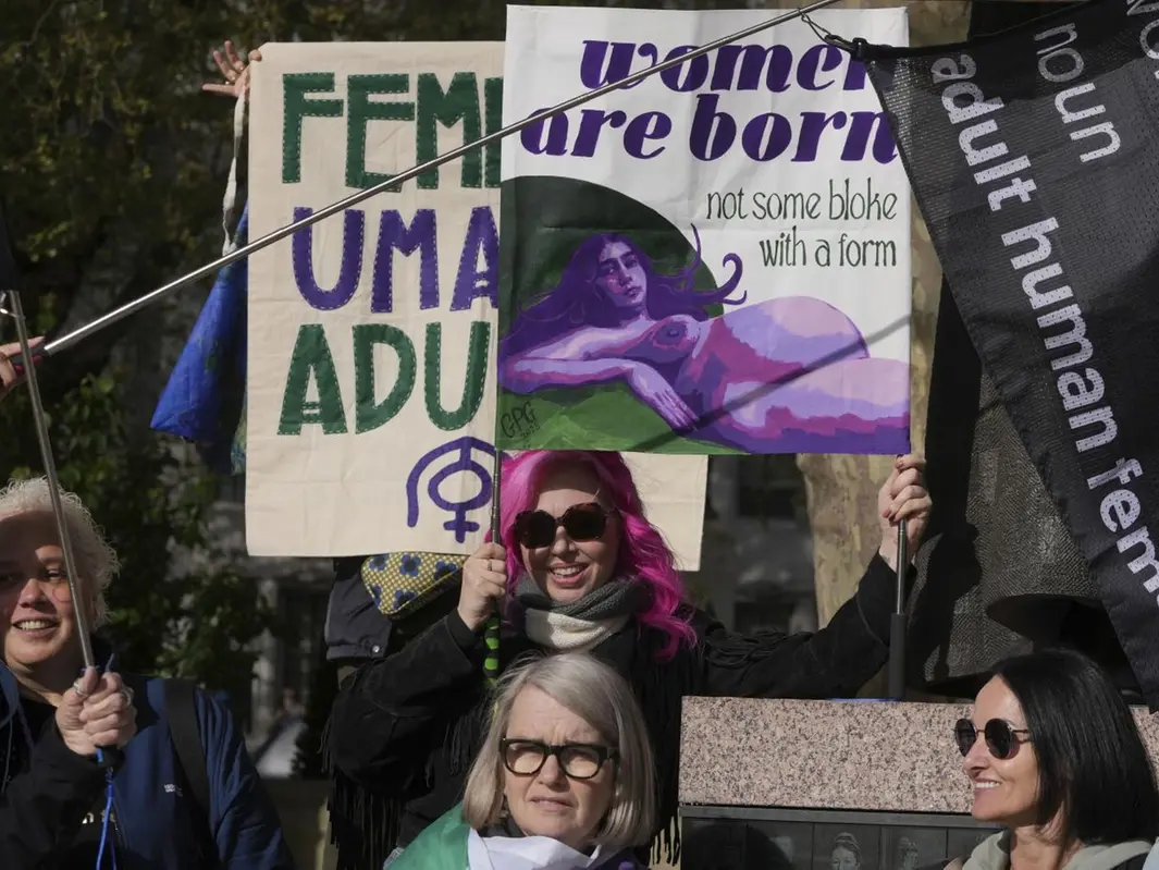 Sesso, genere, maternità: la battaglia per l’identità delle donne che divide le femministe
