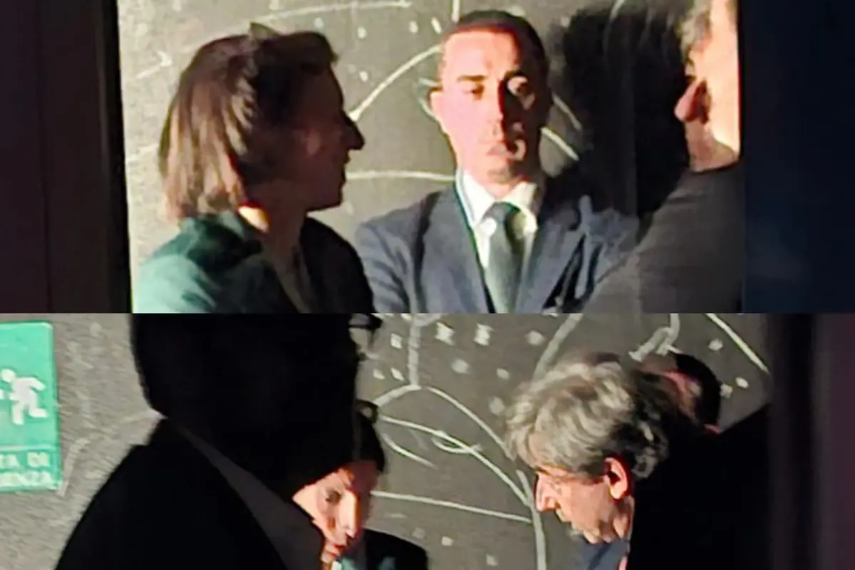 Due scatti \\u201Cgaleotti\\u201D del Dubbio al Congresso di Area: In alto, si riconoscono Elly Schlein e Cesare Parodi, con Rocco Maruotti, segretario Anm, che si intravede sulla destra. In basso, un\\'altra fase del conciliabo tra la leader dem e il presidente Anm, con il segretario di \"Area\" Giovanni Zaccaro (la sagoma scura in primo piano)
