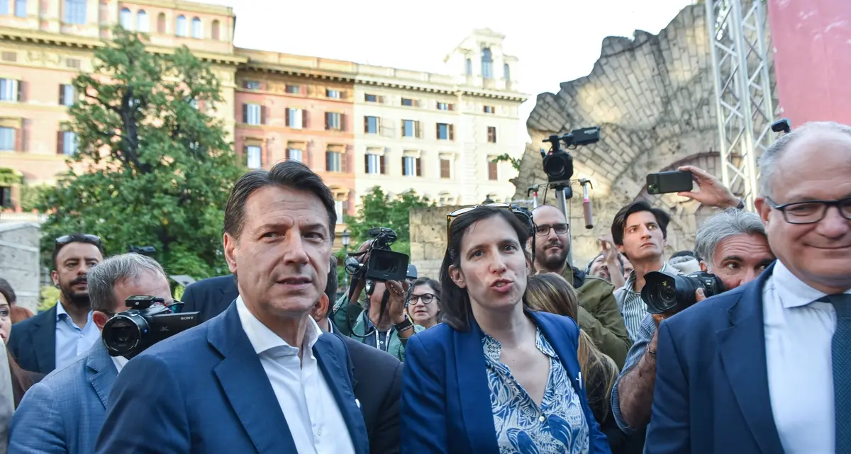 Conte fa il pro-Palestina e s’intesta la piazza. Schlein a rischio contestazione