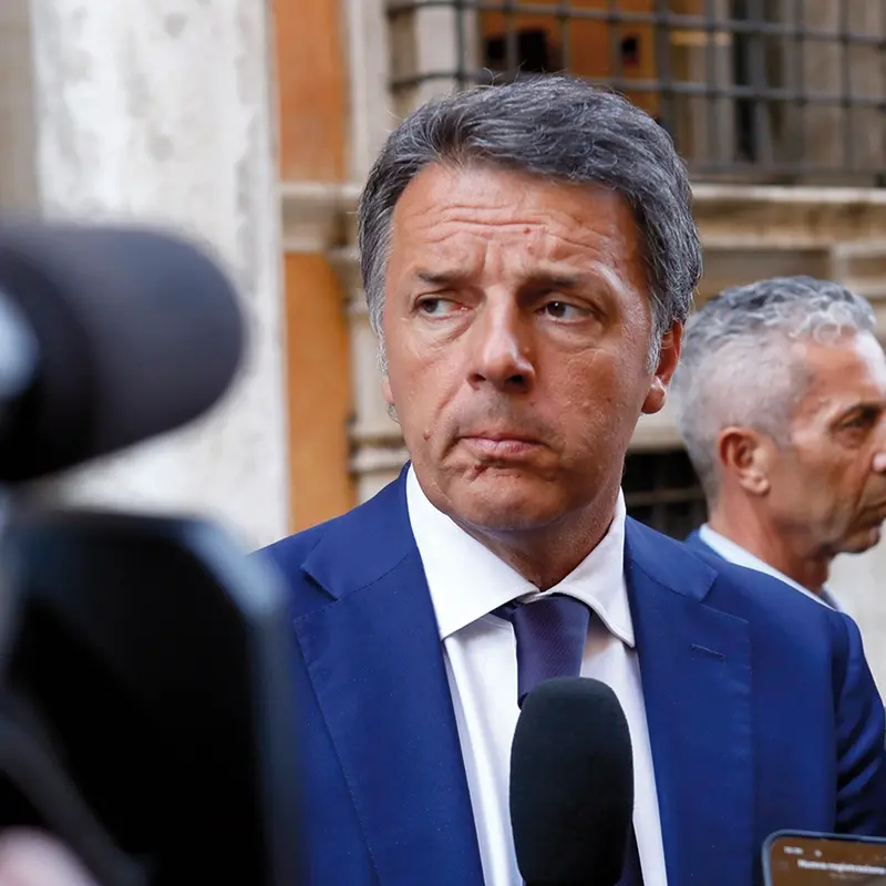 Renzi piazza la sua tenda al centro del campo largo. Finirà per rientrare nel Pd? Lite democrat-Azione in vista delle Regionali