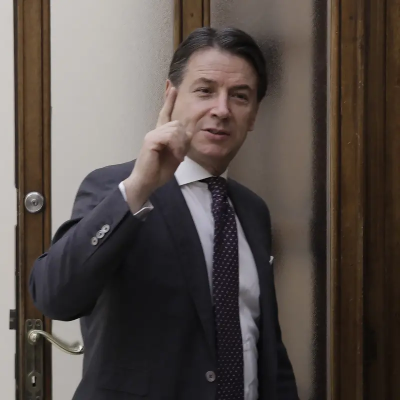 Pd e Avs contro Conte sul ruolo di Ue e Usa. E lui parla di rapine...