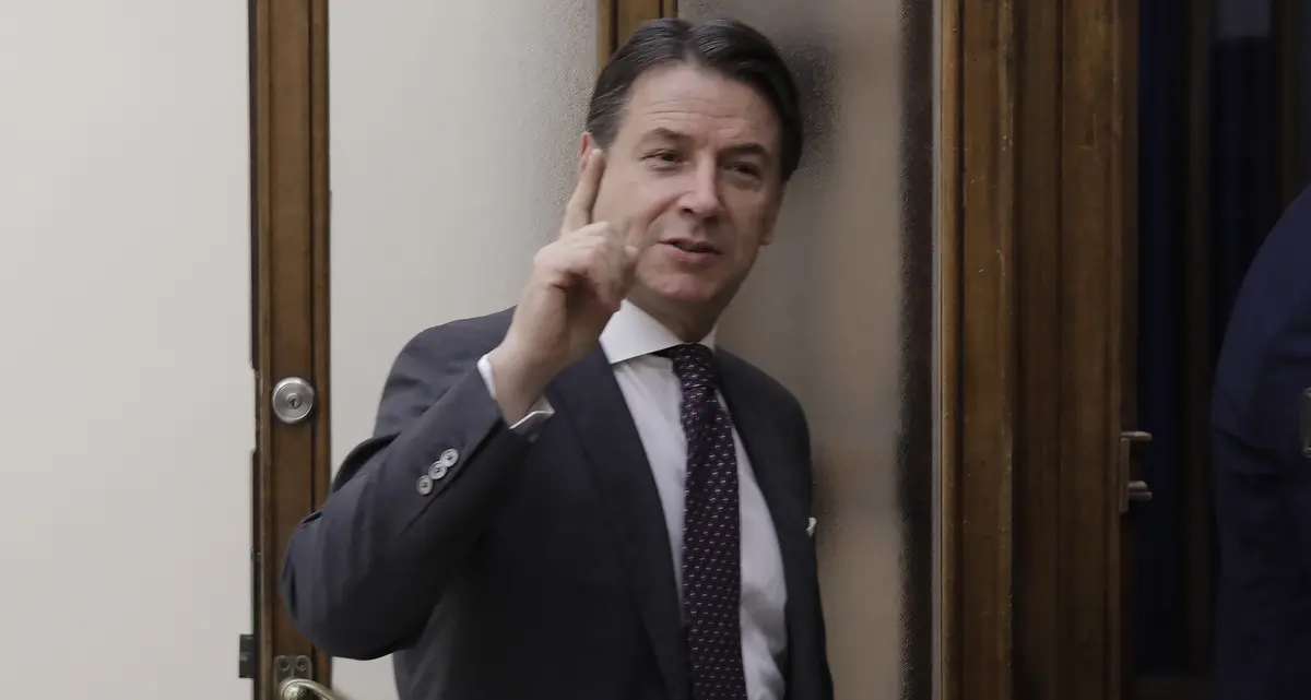 Pd e Avs contro Conte sul ruolo di Ue e Usa. E lui parla di rapine...