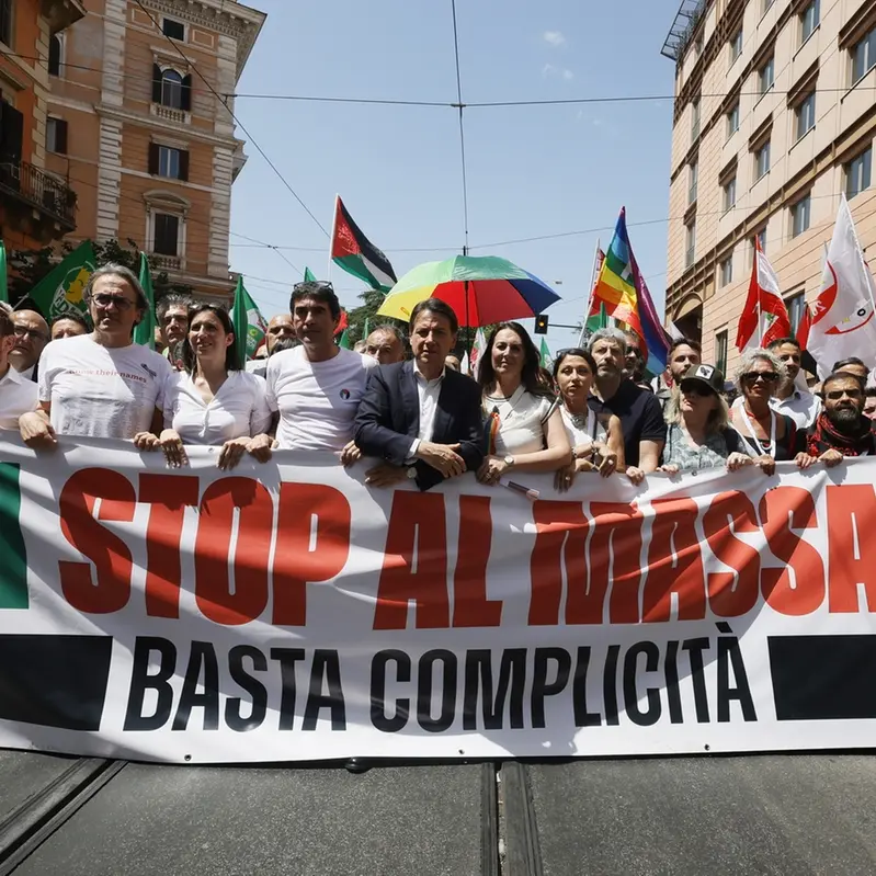 Una grande folla a Roma per chiedere: stop al massacro di Gaza