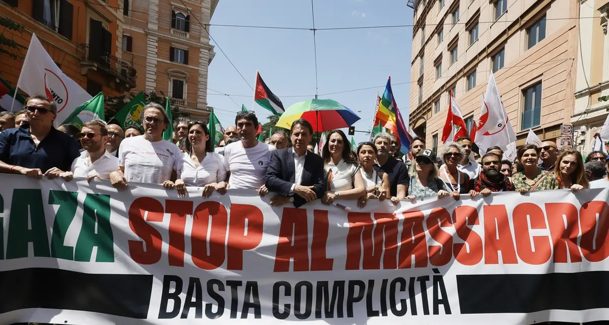 Una grande folla a Roma per chiedere: stop al massacro di Gaza