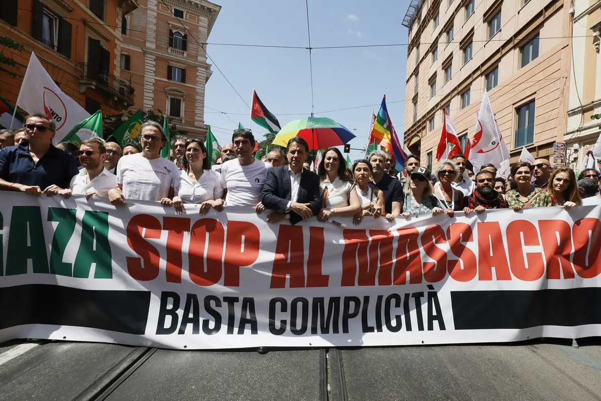 Angelo Bonelli, Elly Schlein, Nicola Fratoianni, Giuseppe Conte alla manifestazione PD AVS M5S a sostegno della Palestina contro Israele \\u2018in piazza per Gaza , basta complicit\\u00E0\\u2019. Roma Sabato 07 Giugno 2025 (foto Cecilia Fabiano/LaPresse) Angelo Bonelli, Elly Schlein, Nicola Fratoianni, Giuseppe Conte at the PD AVS M5S demonstration in support of Palestine against Israel in , LAPRESSE