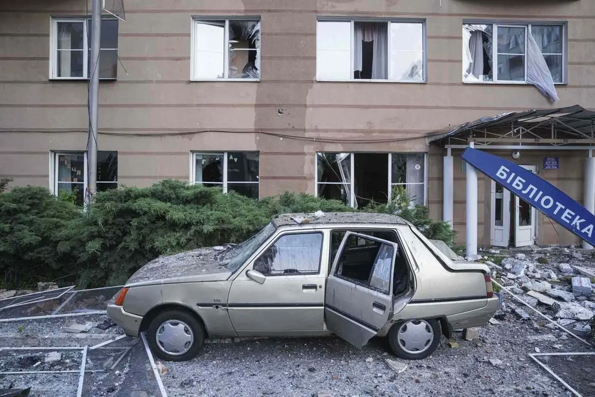 A car is seen damaged in front of a residential multi-storey building damaged after a Russian drone strike on Kyiv, Ukraine, on Friday, June 6, 2025. (AP Photo/Evgeniy Maloletka) Associated Press / LaPresseOnly italy and spain