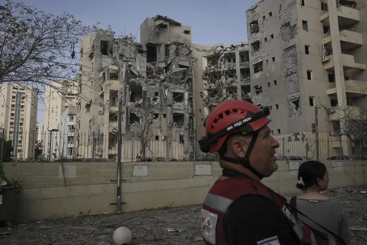 Israeli soldiers and rescue team search for survivors amid the rubble of residential buildings destroyed by an Iranian missile strike that killed several people, in Beersheba, Israel, on Tuesday, June 24, 2025. (AP Photo/Leo Correa) Associated Press/LaPresse , APN