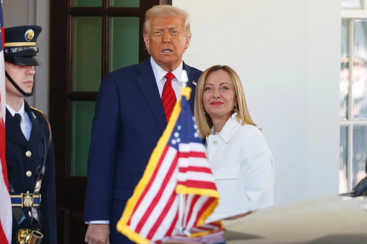 President Donald Trump, center, greets Italy\\'s Prime Minister Giorgia Meloni, right, upon her arrival at the White House, Thursday, April 17, 2025, in Washington. (AP Photo/Tom Brenner) Associated Press / LaPresse Only italy and Spain , APN
