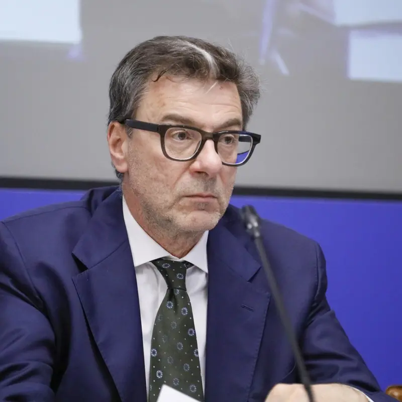 Giorgetti rassicura: «Nessuna manovra correttiva, conti sotto controllo». Meloni promossa dagli imprenditori, opposizioni bocciate