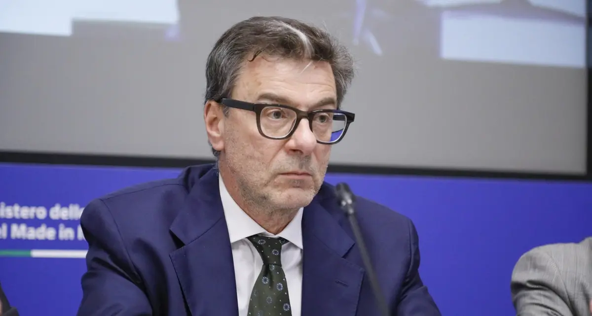 Giorgetti rassicura: «Nessuna manovra correttiva, conti sotto controllo». Meloni promossa dagli imprenditori, opposizioni bocciate