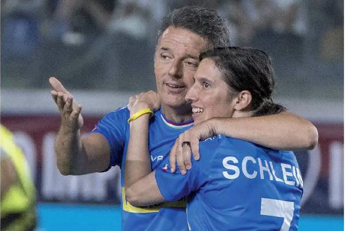 Matteo Renzi ed Elly Schlein mentre esultano dopo un gol