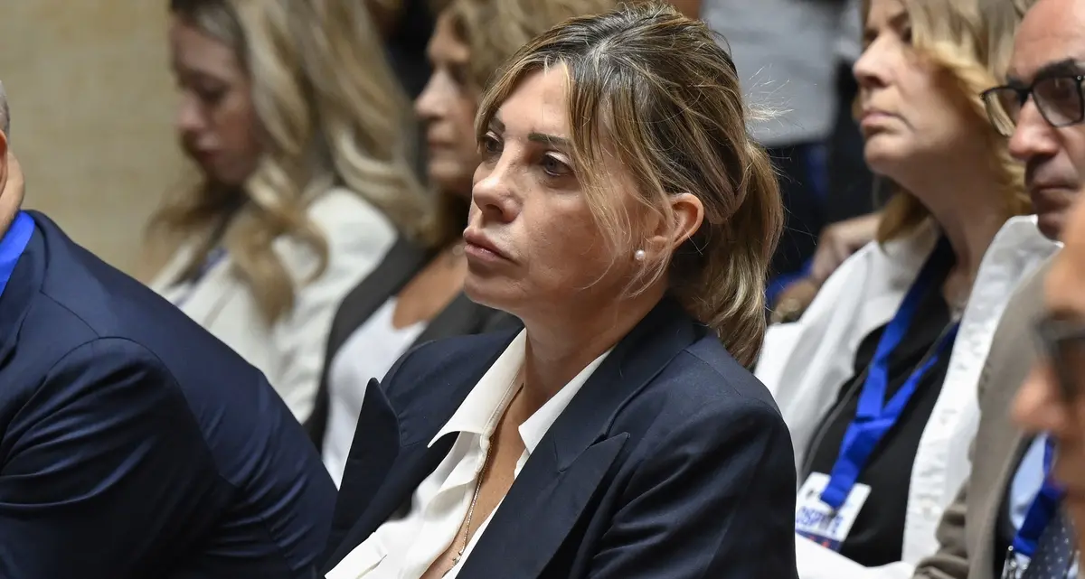 Il grande circo mediatico e politico che spera nella “carta Bartolozzi”