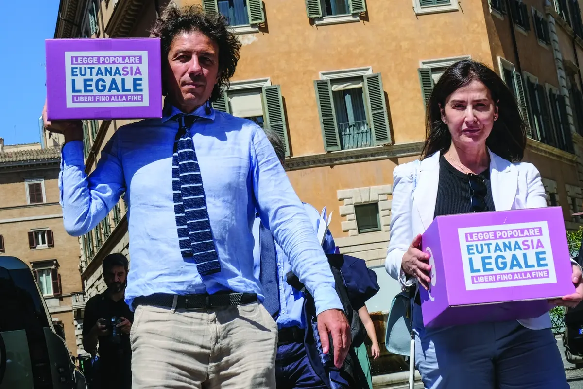 Marco Cappato, Filomena Gallo in occasione della consegna in Senato di 74.000 firme raccolte dall\\'associazione Luca Coscioni per la proposta di legge di iniziativa popolare per legalizzare tutte le scelte di fine vita, compresa l\\'eutanasia attiva. Senato a Roma Marted\\u00EC 15 Luglio 2025 (foto Mauro Scrobogna / LaPresse) Marco Cappato, Filomena Gallo presenting the 74,000 signatures collected by the Luca Coscioni Association to the Senate for the popular initiative bill to legalize all end-of-life decisions, including active euthanasia. Senate in Rome Tuesday July 15 2025. (Photo by Mauro Scrobogna / LaPresse) , LAPRESSE