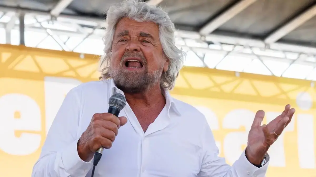 M5s: Grillo guida un carro funebre, «sono ottimista per votazione»