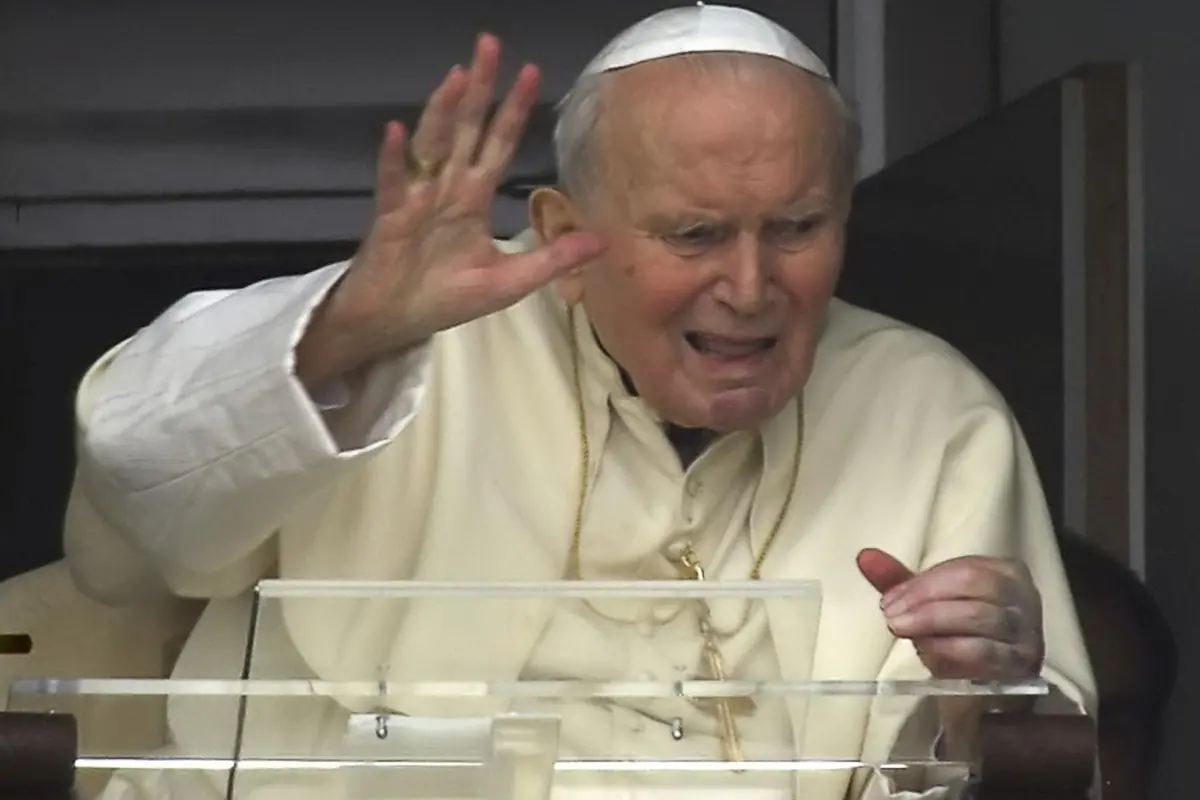 Papa Giovanni Paolo II durante un ricovero al Gemelli di Roma