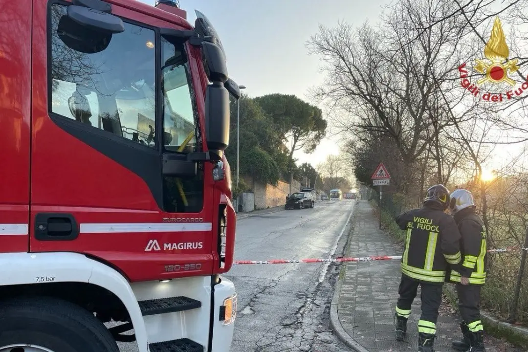 I vigili del fuoco chiudono una strada ad Ancona